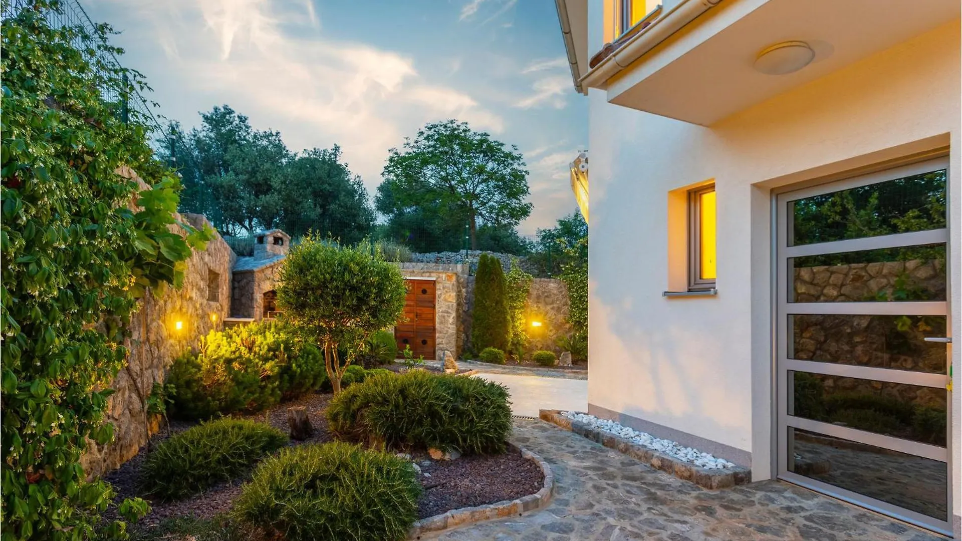 3 Bedroom Cozy Home In Krk Krk Town 0*,